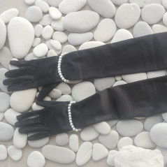 Черни ръкавици с перлени гривни