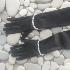 Черни ръкавици с перлени гривни